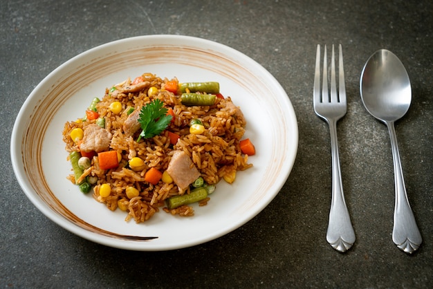 Arroz frito com porco e vegetais