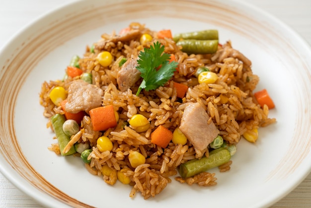 arroz frito com porco e vegetais