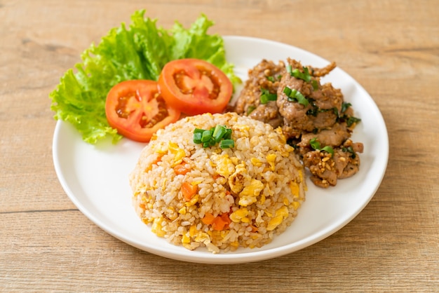 arroz frito com porco grelhado - comida asiática