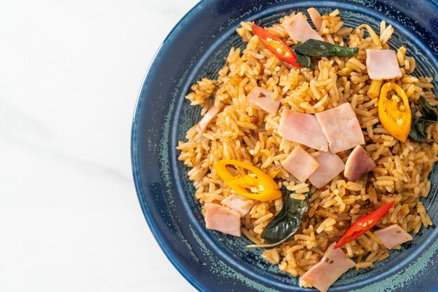 arroz frito com presunto com ervas e especiarias - comida asiática