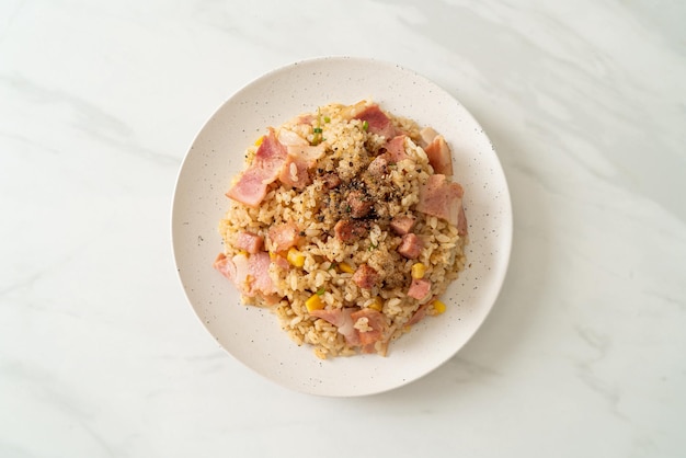 Arroz frito com presunto de bacon e pimenta preta