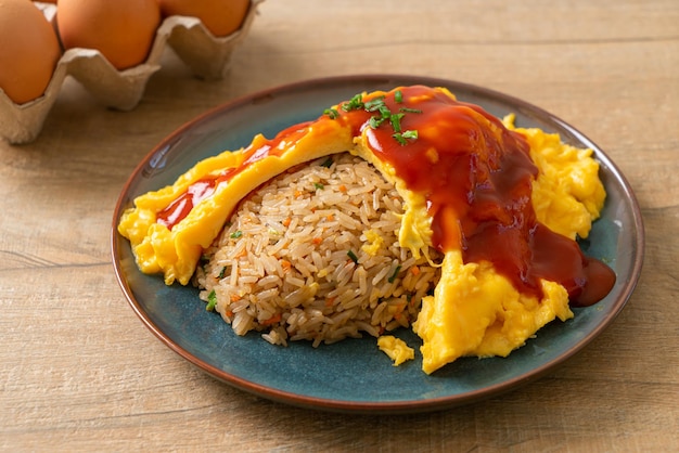 Arroz frito com sabor em um embrulho de omelete ou omurice em estilo japonês - comida asiática