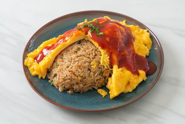 Arroz frito com sabor em um embrulho de omelete ou omurice em estilo japonês - comida asiática