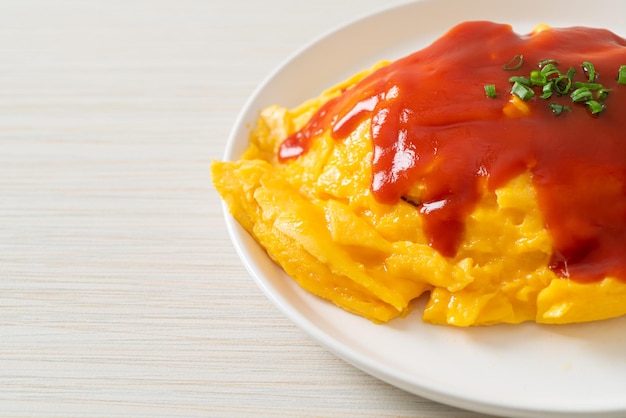 Arroz frito com sabor em um embrulho de omelete ou omurice em estilo japonês - comida asiática