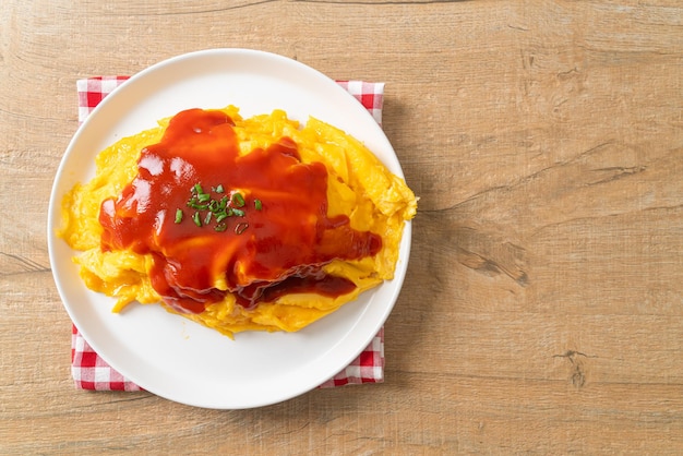 Arroz frito com sabor em um embrulho de omelete ou omurice em estilo japonês - estilo de comida asiática