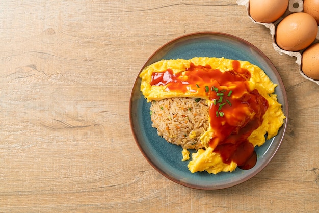 Arroz frito com sabor em um embrulho de omelete ou omurice em estilo japonês - estilo de comida asiática