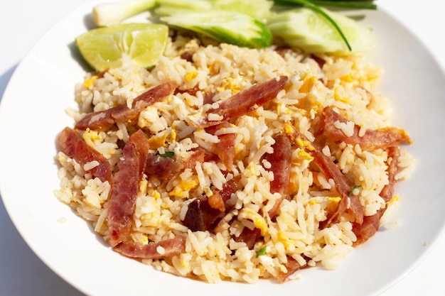 Arroz frito com salsicha chinesa