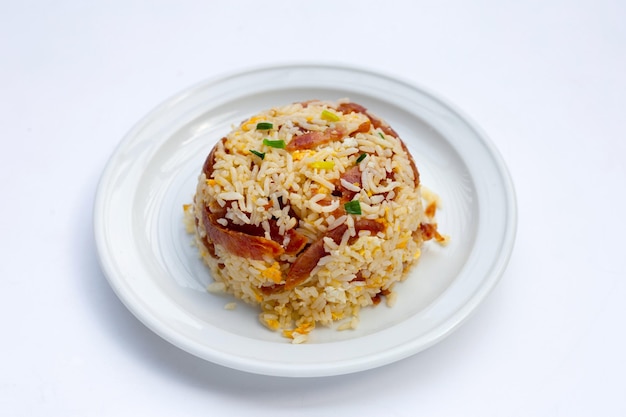 Arroz frito com salsicha chinesa