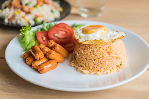 Arroz frito com salsicha e ovo frito