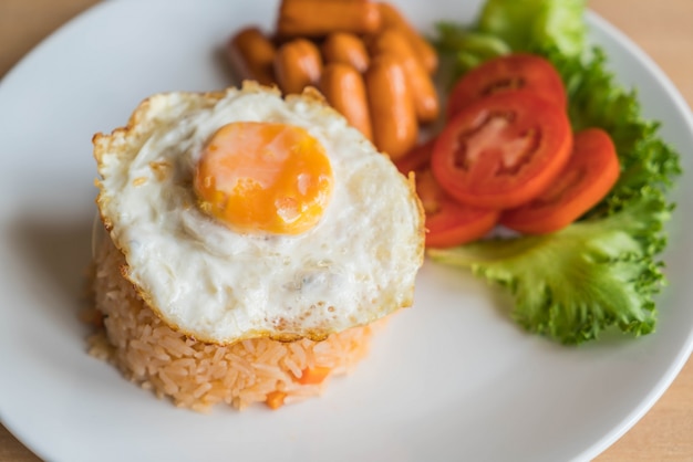 Foto arroz frito com salsicha e ovo frito