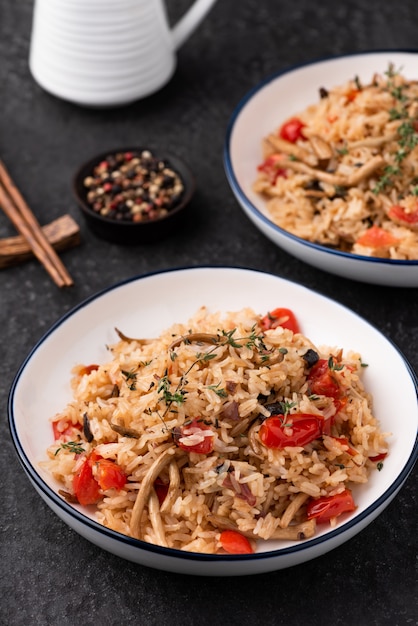 arroz frito com tomate e cogumelos