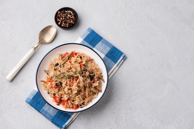 arroz frito com tomate e cogumelos