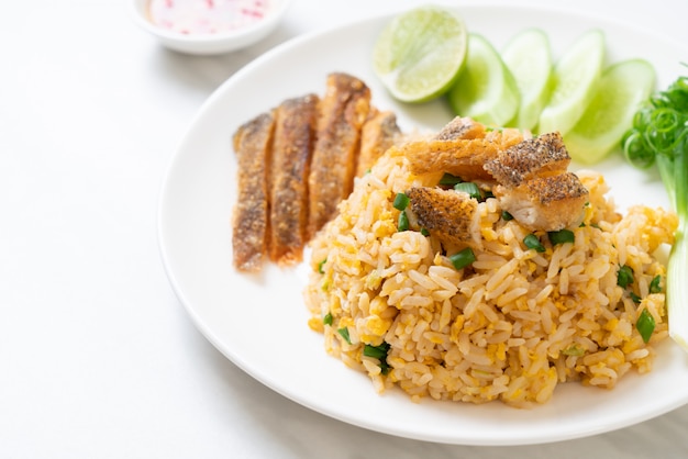 arroz frito con crujiente de pescado gourami