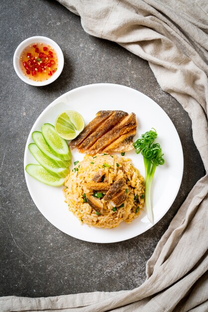 arroz frito con crujiente de pescado gourami