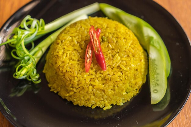 arroz frito con curry sobre un fondo de madera