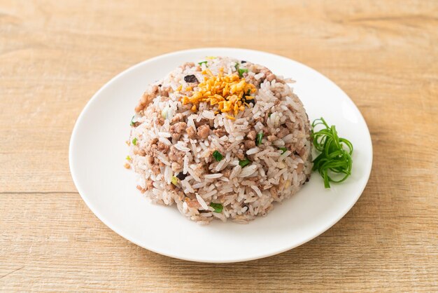 Arroz frito de azeitona preta chinesa salgada com carne de porco picada - comida asiática