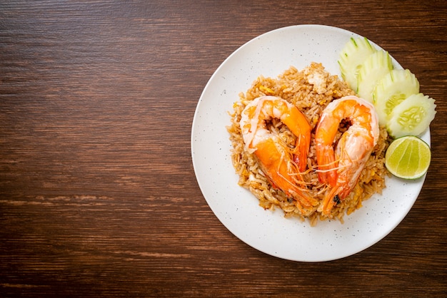 Arroz frito de camarão gigante com pasta de camarão