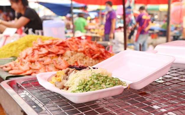 Arroz frito de camarão na comida de rua