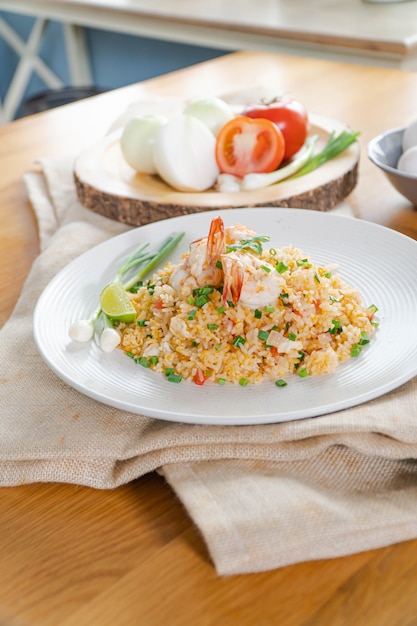 Foto arroz frito de camarão tailandês de estilo único serve no prato