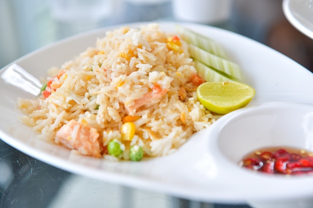 Arroz frito con gambas, comida tailandesa.