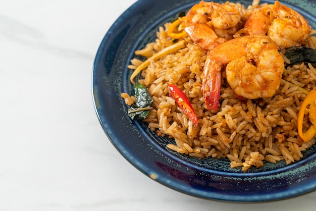 Arroz frito de gambas con hierbas y especias