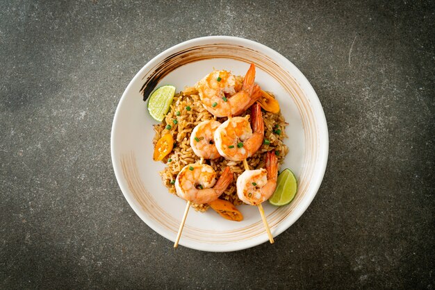 arroz frito con gambas o pinchos de gambas