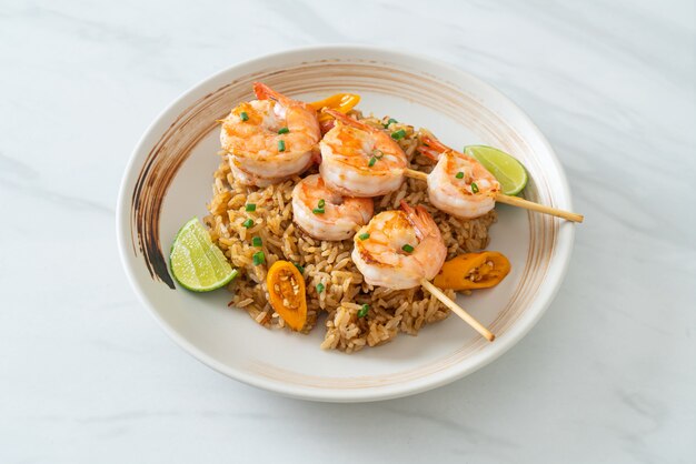 arroz frito con gambas o pinchos de gambas