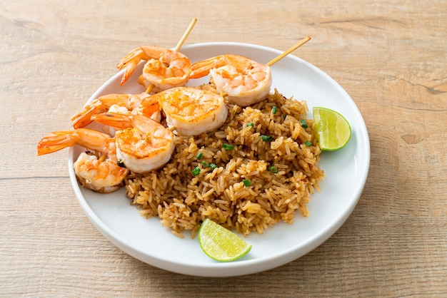 arroz frito con gambas o pinchos de gambas