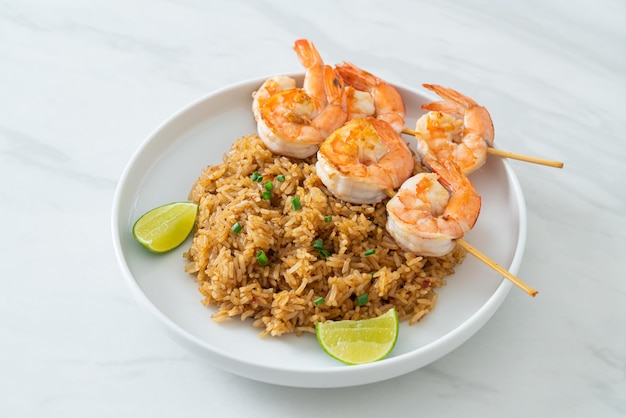 arroz frito con gambas o pinchos de gambas