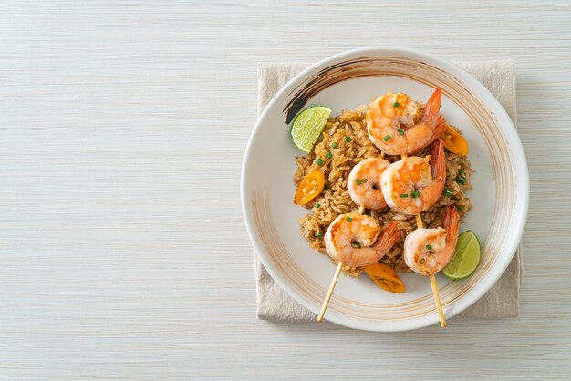 arroz frito con gambas o pinchos de gambas