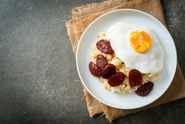 Arroz frito con huevo frito y salchicha china - Comida casera al estilo asiático