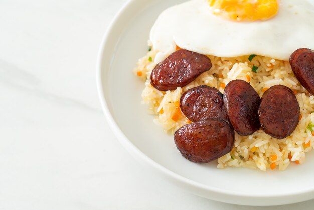 Arroz frito con huevo frito y salchicha china - Comida casera al estilo asiático