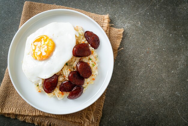 arroz frito con huevo frito y salchicha china