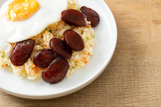 arroz frito con huevo frito y salchicha china