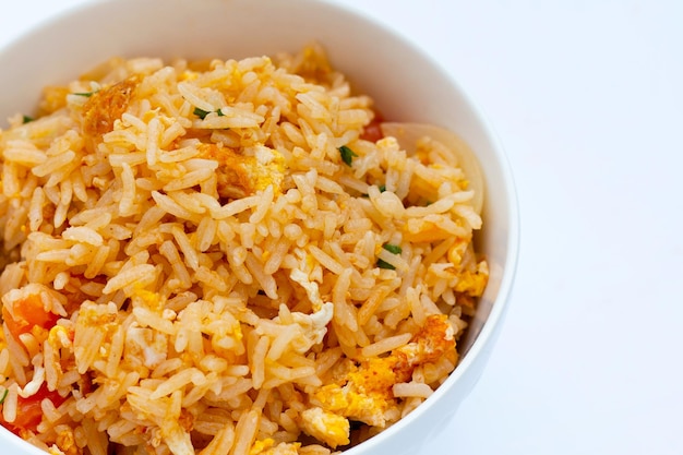 Arroz frito con huevo en tazón blanco