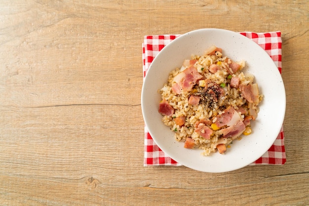 Arroz frito con jamón bacon y pimientos negros