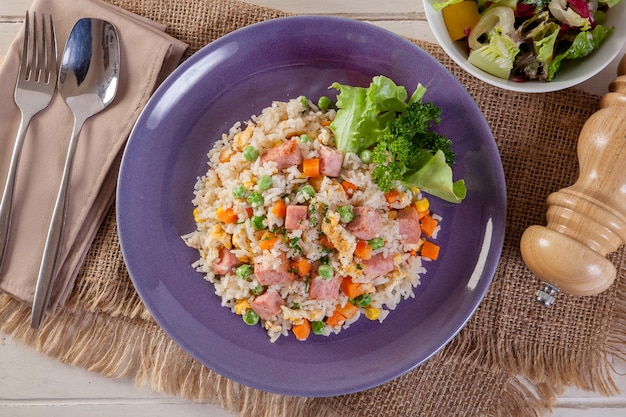 Foto arroz frito con jamón y huevo