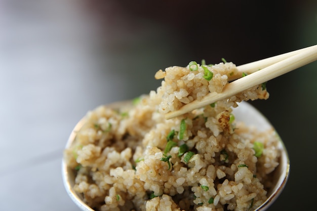 Foto arroz frito a la japonesa