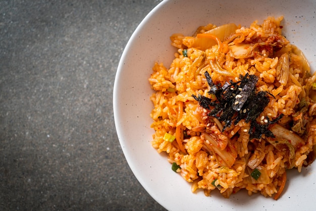 arroz frito con kimchi con algas y sésamo blanco - estilo de comida coreana