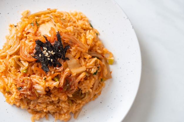 Arroz frito con kimchi con algas y sésamo blanco