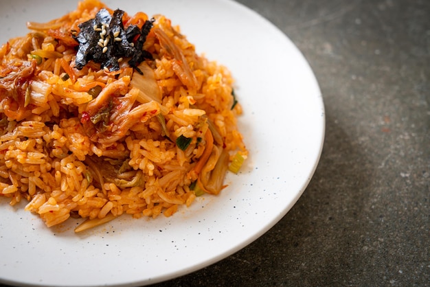 Arroz frito con kimchi con algas y sésamo blanco