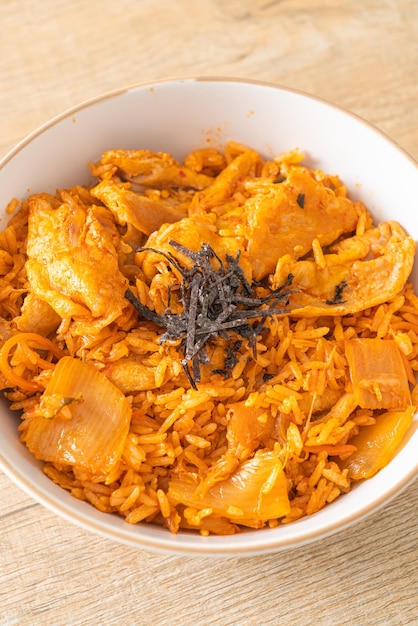 arroz frito con kimchi y carne de cerdo en rodajas - estilo de comida coreana