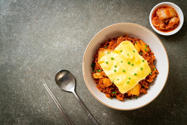 Arroz frito con kimchi con cerdo y queso cubierto