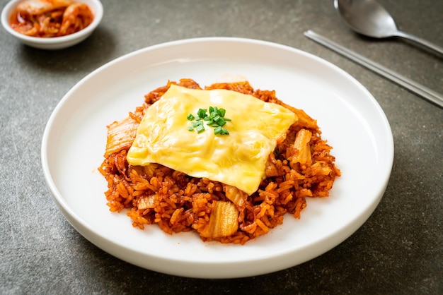 arroz frito con kimchi con cerdo y queso cubierto