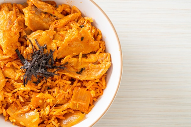 Arroz frito con kimchi con cerdo en rodajas estilo comida coreana