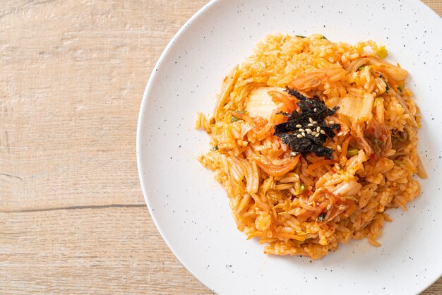 Arroz frito kimchi com algas marinhas e gergelim branco - comida coreana