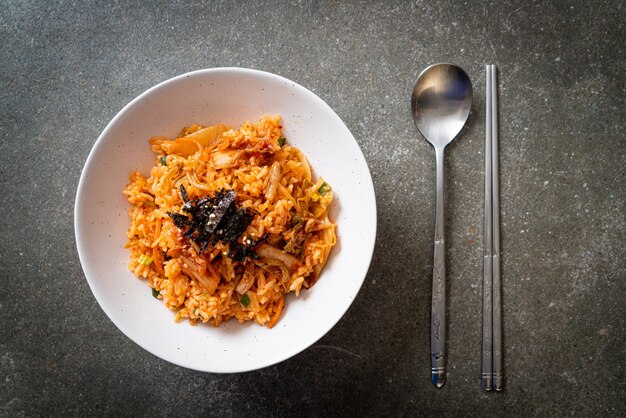 Arroz frito kimchi com algas marinhas e gergelim branco - comida coreana