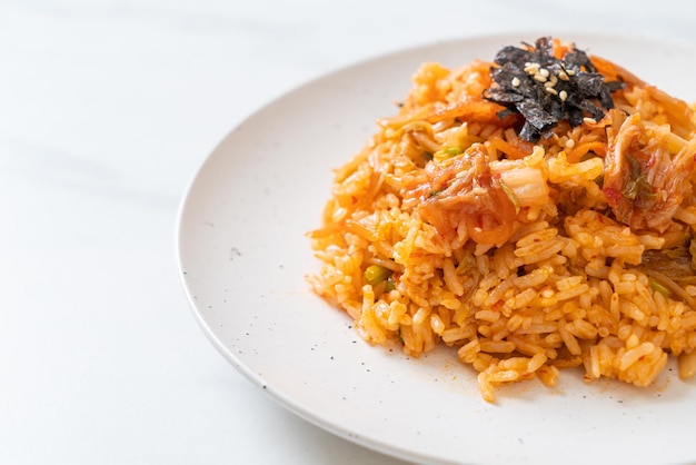 arroz frito kimchi com algas marinhas e gergelim branco - comida coreana