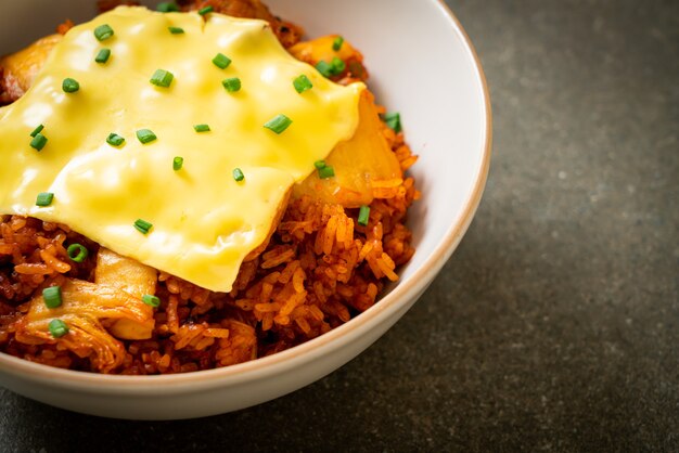 Arroz frito kimchi com carne de porco e queijo coberto - comida asiática e fusion