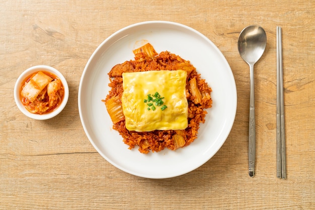 arroz frito kimchi com carne de porco e queijo coberto - comida asiática e fusion